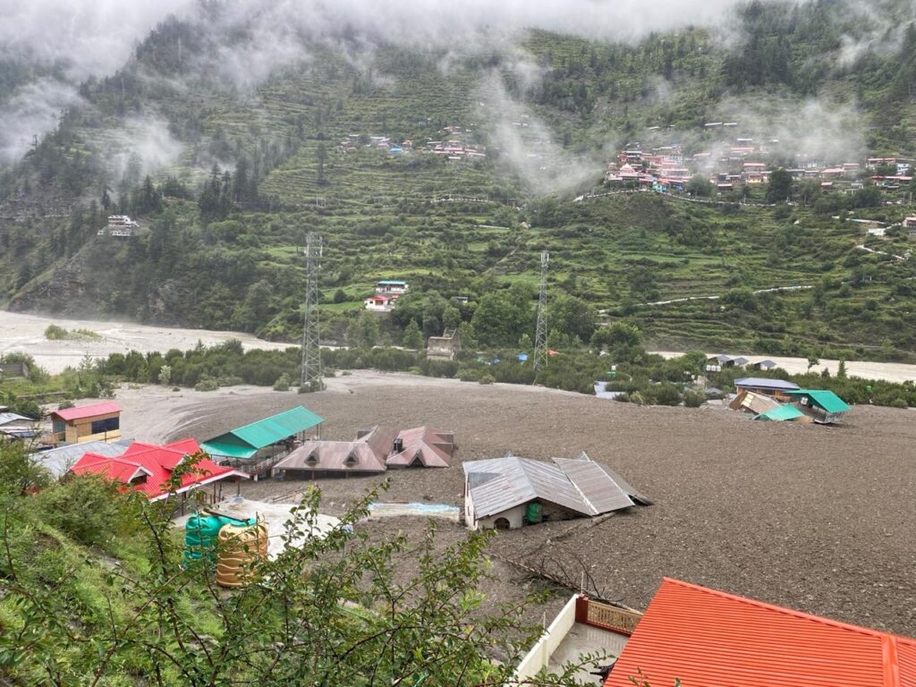 धराली (उत्तरकाशी) में भीषण बादल फटना ने चार की जान ली और 50 से अधिक लोग लापता हैं। जानिए राहत-बचाव की ताज़ा स्थिति और भविष्य की चुनौतियाँ।