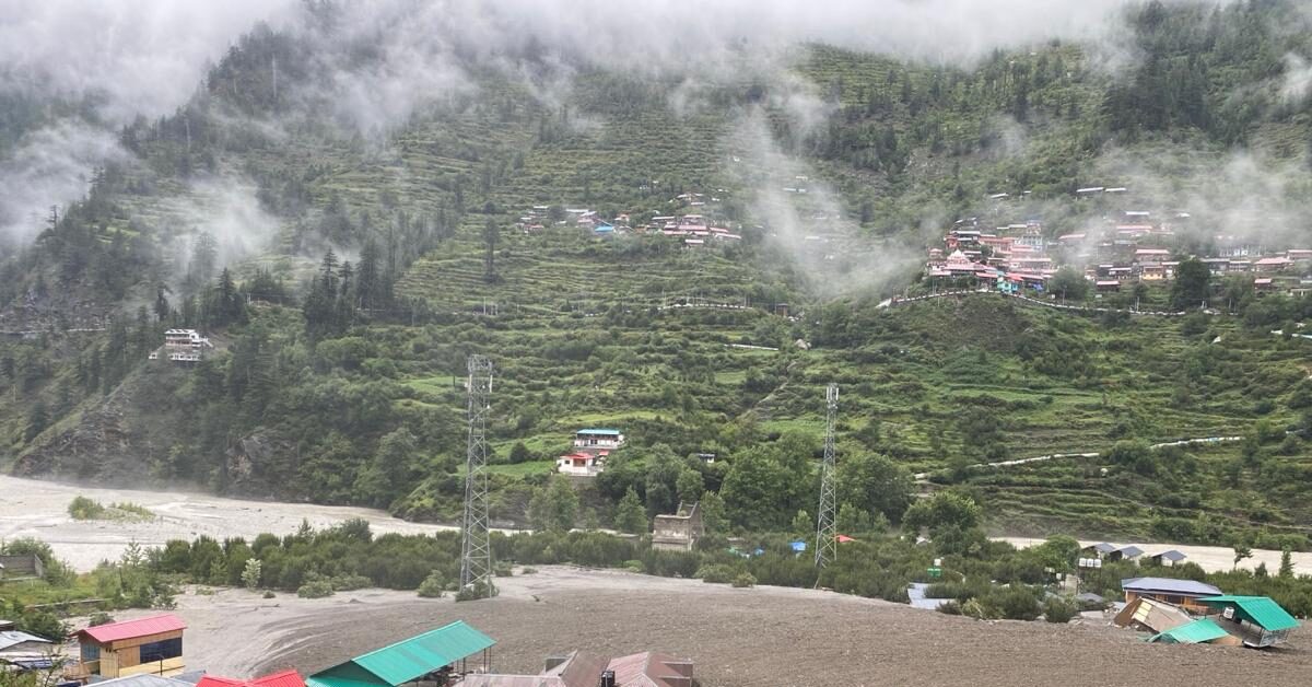 भयानक बाढ़ में पानी और मलबा बहाता देख लोग बचाव कार्य करते। ध्वस्त मकान और बाज़ार का दृश्य।